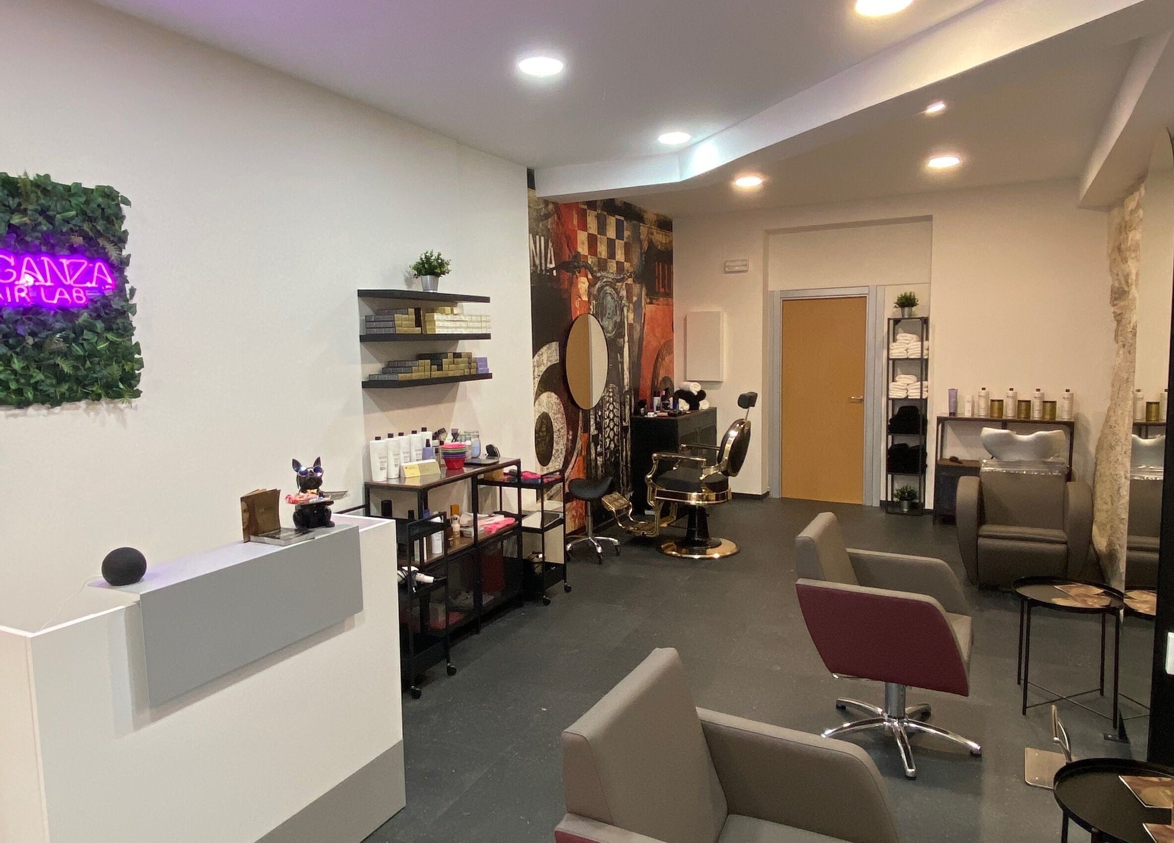 Moderno salón de ELEGANZA Hair Lab en Zamora, Castilla Y León, ES, con decoración elegante y área de peluquería sofisticada.