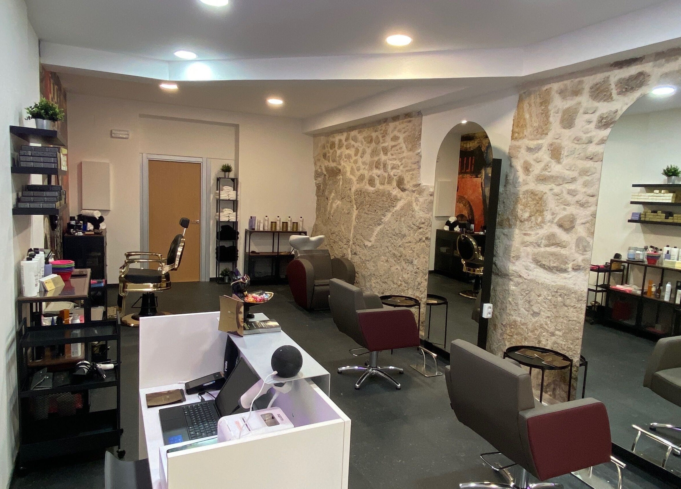 Interior moderno de ELEGANZA Hair Lab en Zamora, Castilla Y León, ES, con sillas elegantes y espejos amplios.