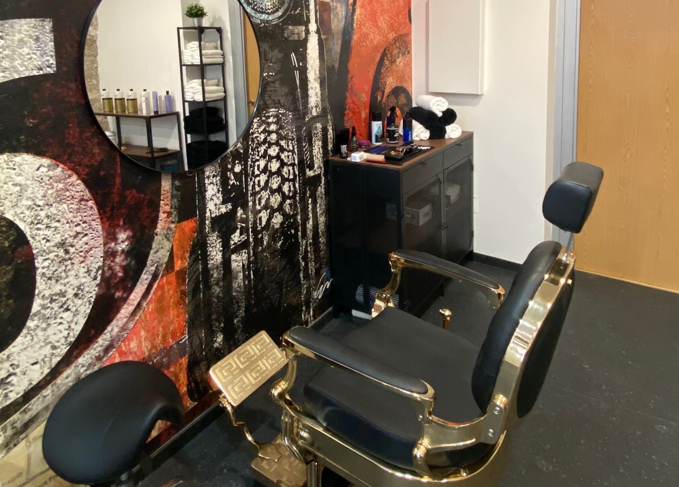 Interior moderno de ELEGANZA Hair Lab en Zamora, Castilla Y León, ES, con silla de peluquería y decoración artística.