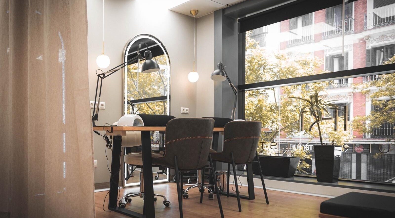 Moderno estudio en Iki, Madrid, Comunidad De Madrid, ES con grandes ventanas y mobiliario elegante.