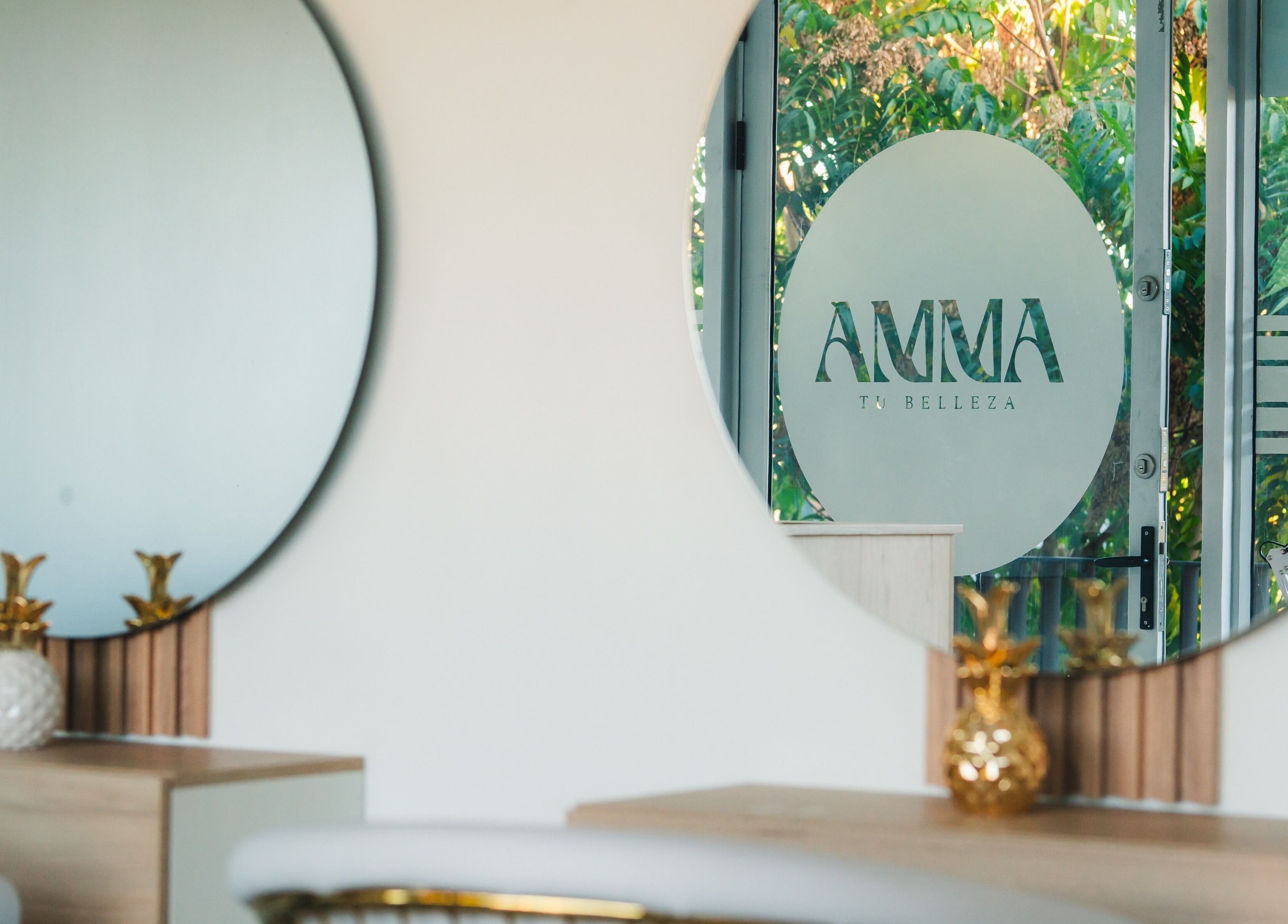 Espejos modernos en Amma, Quilpué, Valparaíso, CL, reflejan el estilo elegante del salón de belleza.