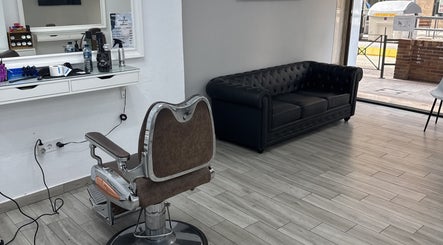LEVEL 10 HAIR STUDIO billede 3