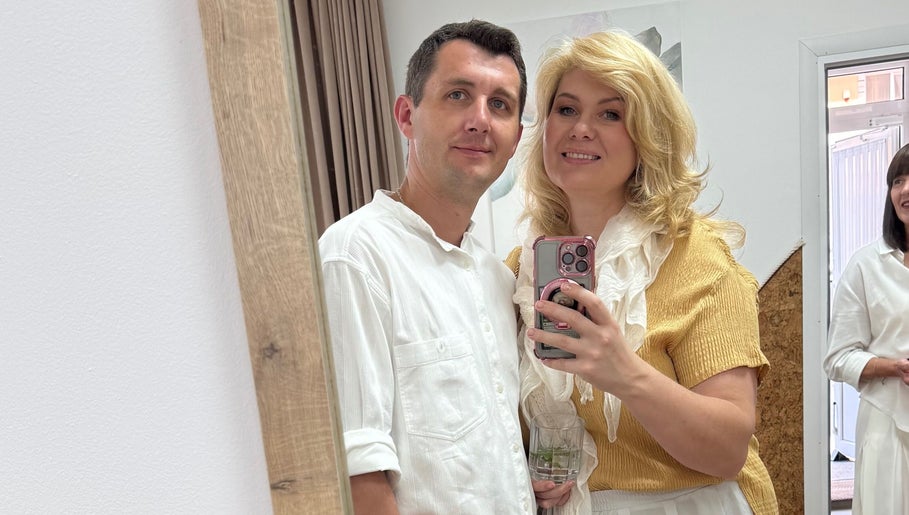 Клієнти в салоні краси CHERIE, Тернопіль, Тернопільська Область, UA, усміхнені перед дзеркалом.