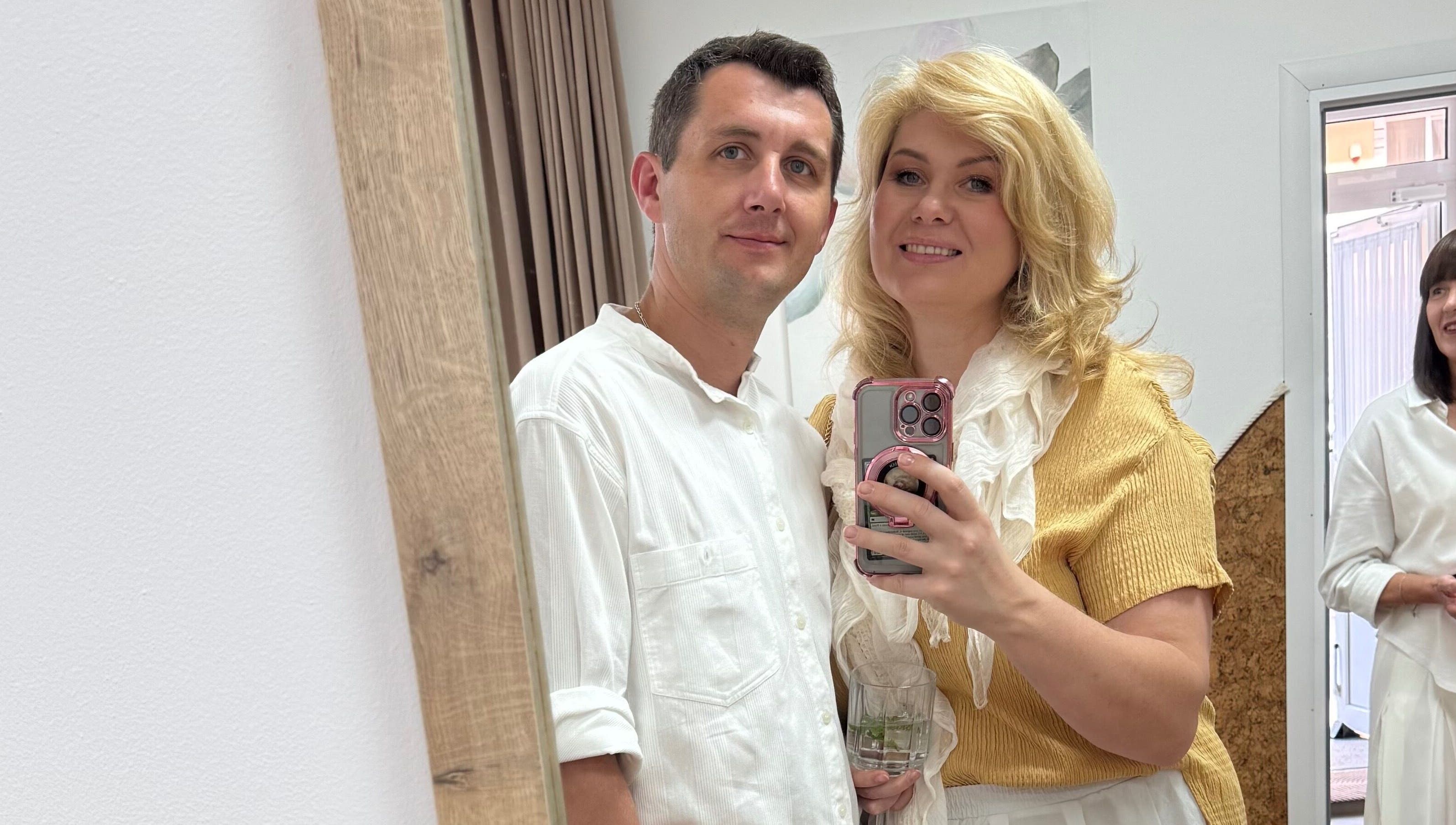 Клієнти в салоні краси CHERIE, Тернопіль, Тернопільська Область, UA, усміхнені перед дзеркалом.