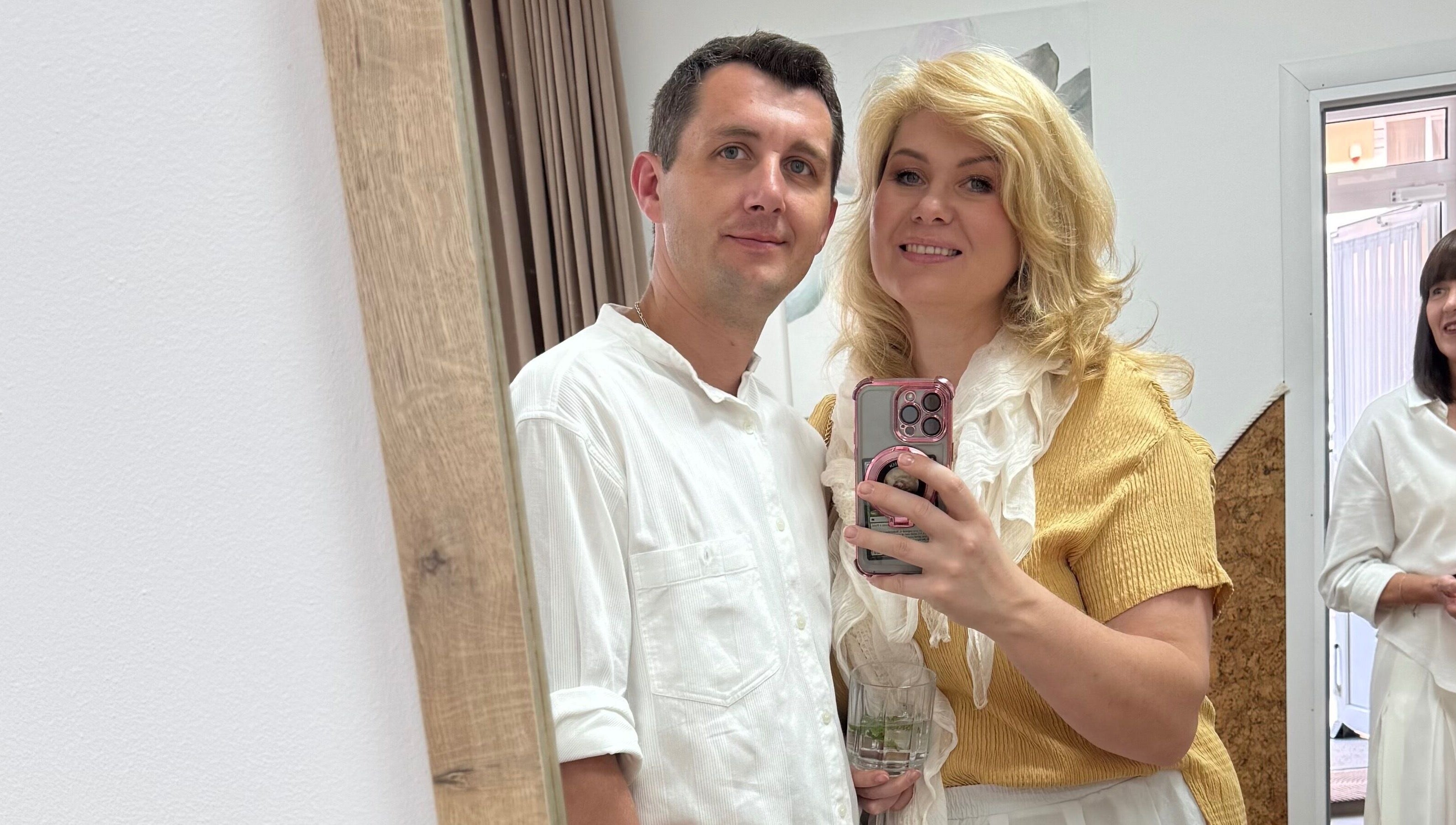 Клієнти в салоні краси CHERIE, Тернопіль, Тернопільська Область, UA, усміхнені перед дзеркалом.