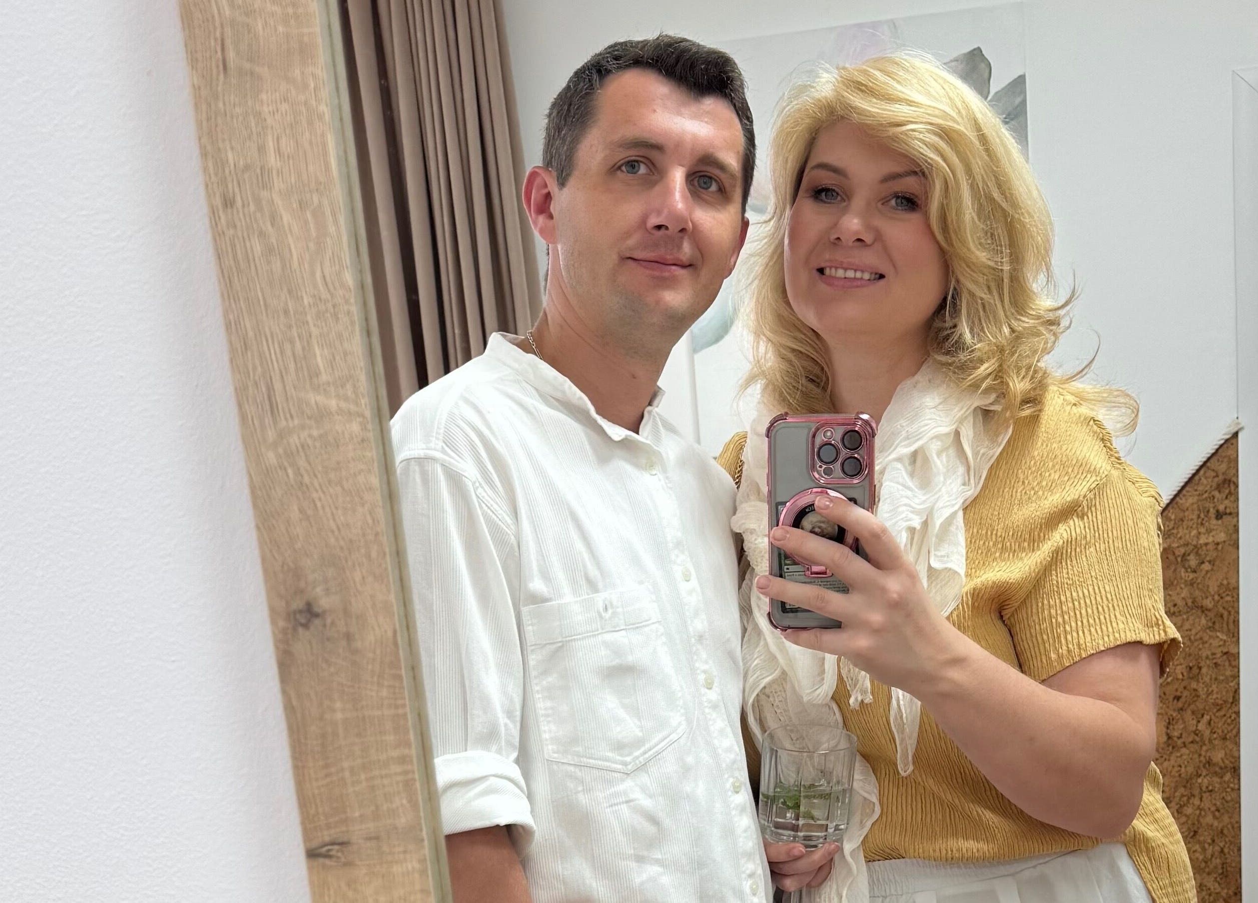 Клієнти в салоні краси CHERIE, Тернопіль, Тернопільська Область, UA, усміхнені перед дзеркалом.