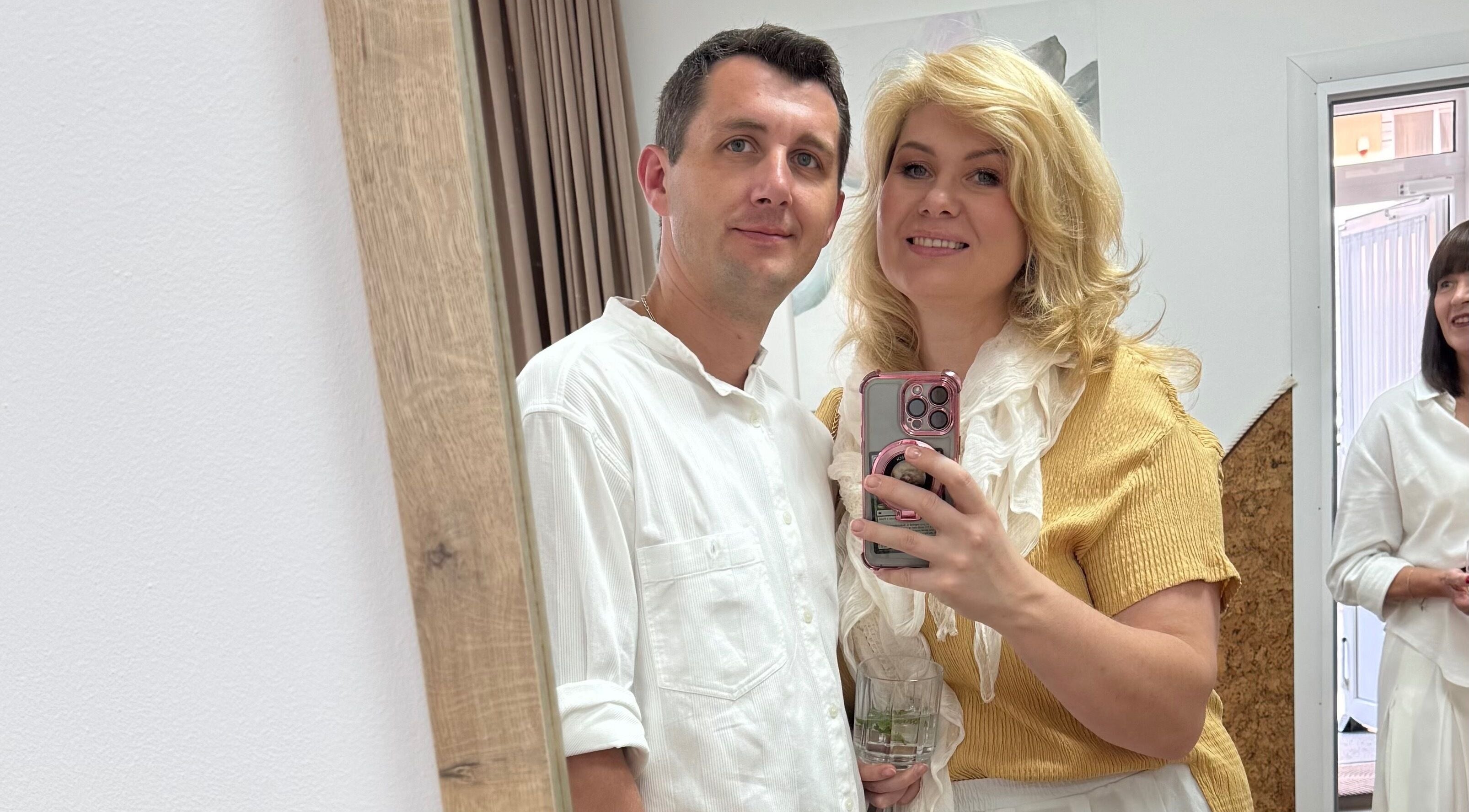 Клієнти в салоні краси CHERIE, Тернопіль, Тернопільська Область, UA, усміхнені перед дзеркалом.