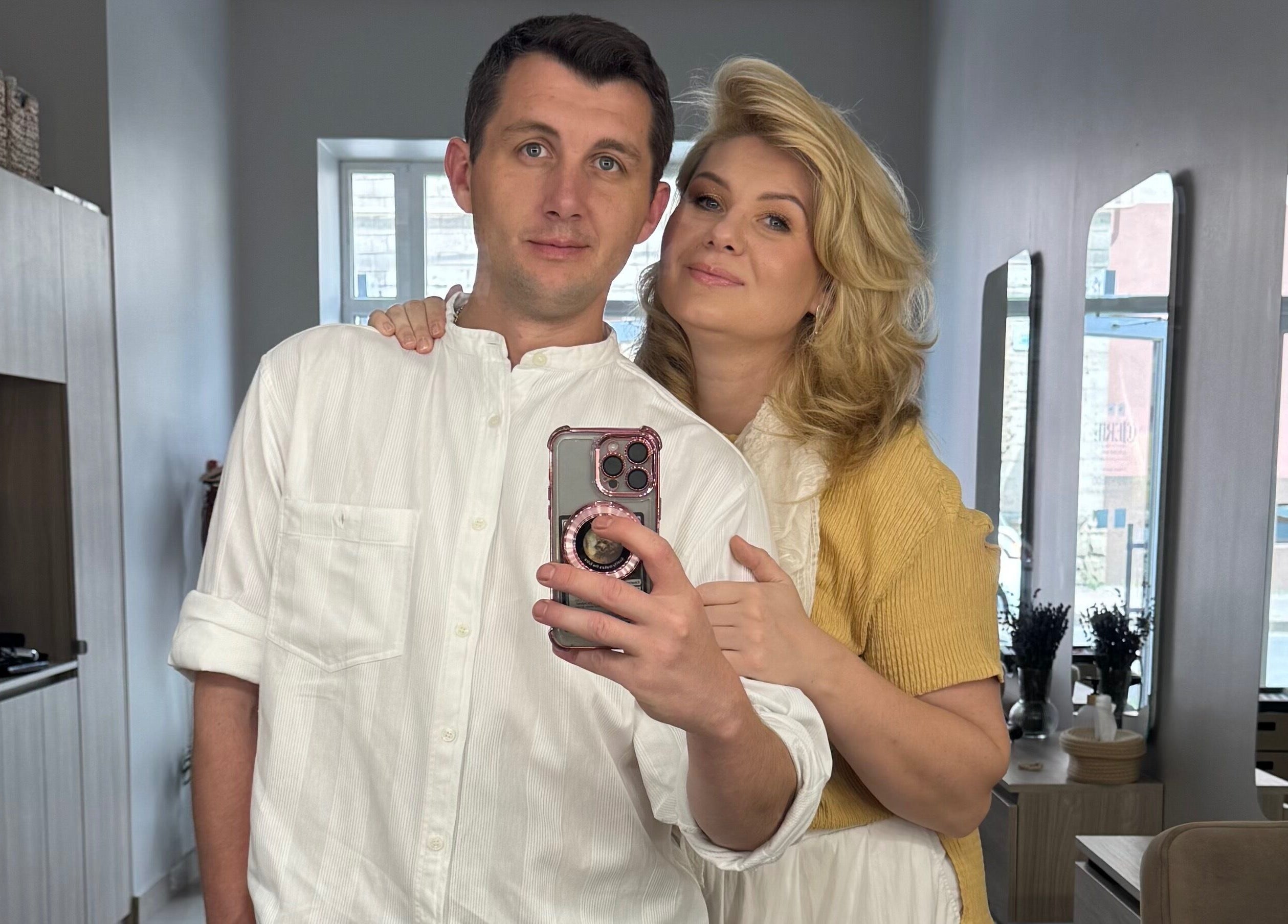 Посетитель та відвідувачка у CHERIE, Тернопіль, Тернопільська Область, UA, перед дзеркалом.