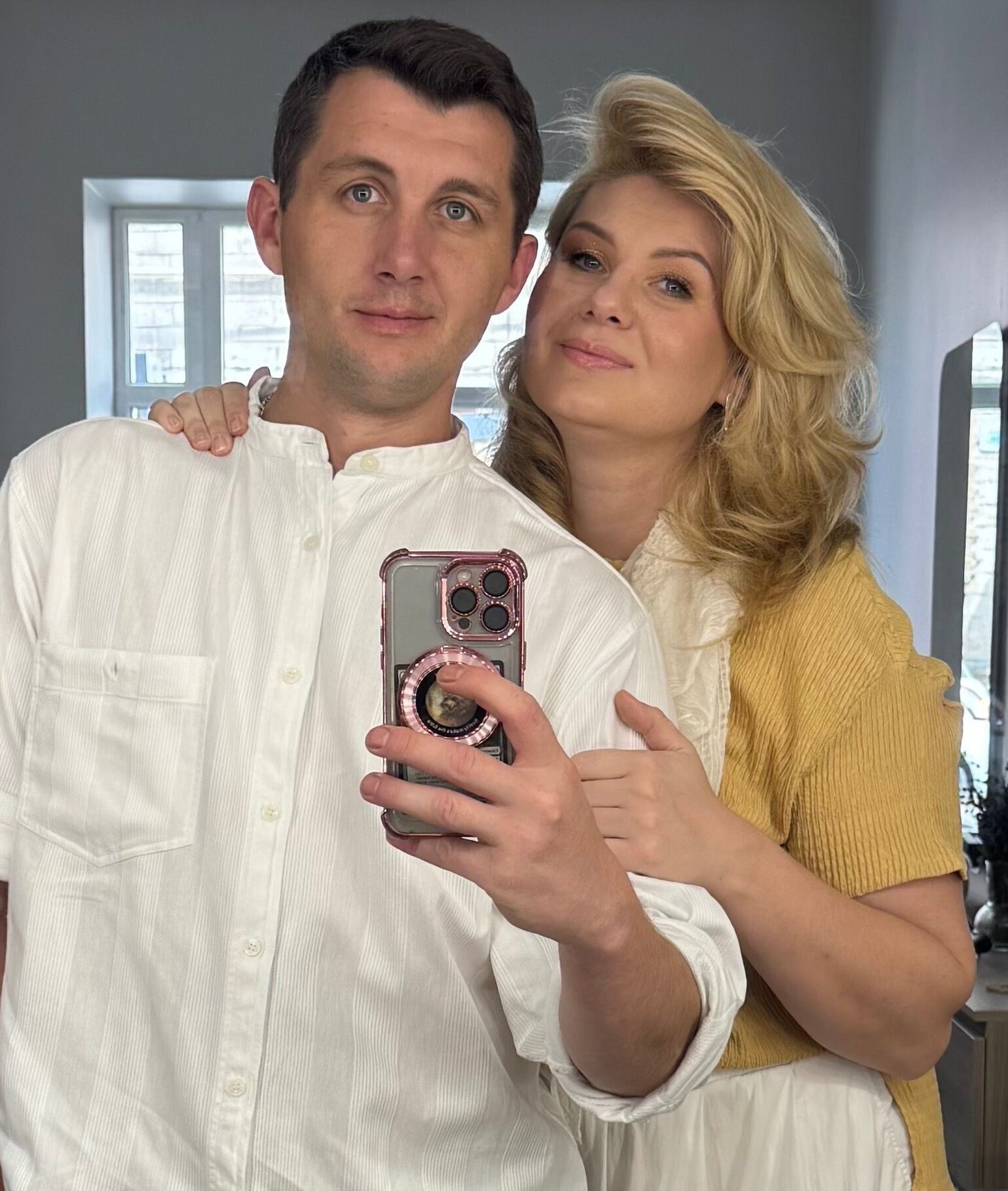 Посетитель та відвідувачка у CHERIE, Тернопіль, Тернопільська Область, UA, перед дзеркалом.