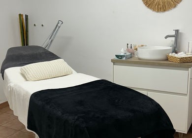 Sala de tratamiento en Brows by Paula, ES, con cama de masaje y decoración natural.