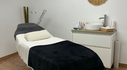 Sala de tratamiento en Brows by Paula, ES, con cama de masaje y decoración natural.