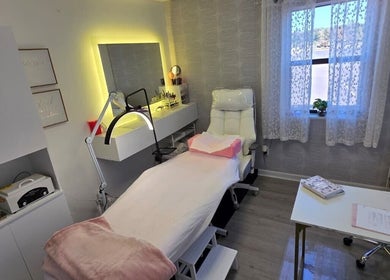 Sala de tratamento na LUCILENE, Myrtle Beach, SC, EUA, com poltrona e luz suave.