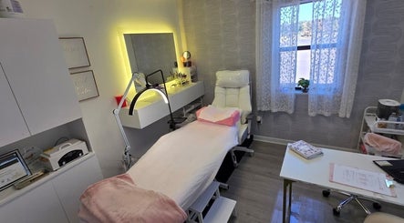 Sala de tratamento na LUCILENE, Myrtle Beach, SC, EUA, com poltrona e luz suave.