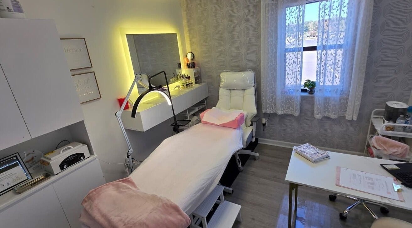 Sala de tratamento na LUCILENE, Myrtle Beach, SC, EUA, com poltrona e luz suave.