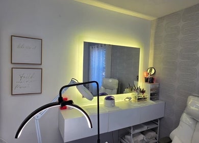 Sala elegante no LUCILENE, Myrtle Beach, Carolina do Sul, US, com espelho iluminado e mobília moderna.