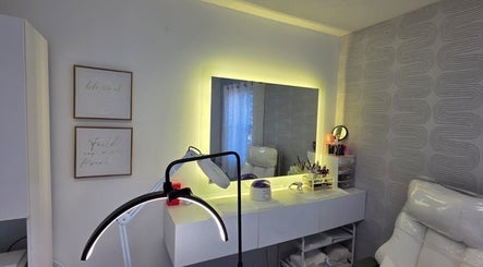 Sala elegante no LUCILENE, Myrtle Beach, Carolina do Sul, US, com espelho iluminado e mobília moderna.