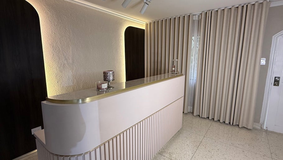 Recepción moderna en Fiore studio, Barranquilla, Atlántico, CO, con diseño contemporáneo y decoración cuidada.