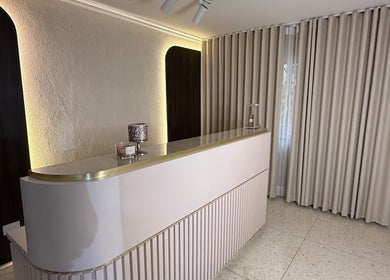 Recepción moderna en Fiore studio, Barranquilla, Atlántico, CO, con diseño contemporáneo y decoración cuidada.