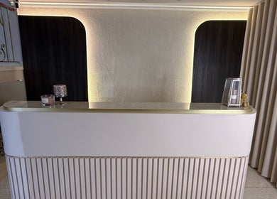 Mostrador de recepción en Fiore Studio, Barranquilla, Atlántico, CO, con diseño moderno y elegante iluminación.