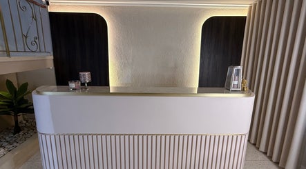 Mostrador de recepción en Fiore Studio, Barranquilla, Atlántico, CO, con diseño moderno y elegante iluminación.
