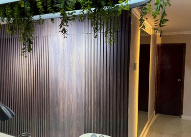 Interior elegante de Fiore Studio en Barranquilla, Atlántico, CO con detalles de madera y plantas colgantes.
