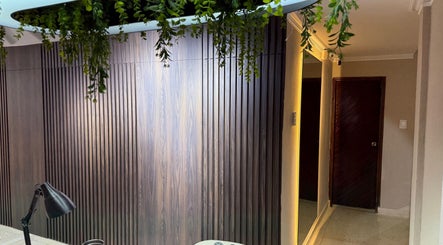 Interior elegante de Fiore Studio en Barranquilla, Atlántico, CO con detalles de madera y plantas colgantes.