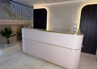 Recepción de Fiore Studio, Barranquilla, Atlántico, CO, con decoración moderna y plantas.