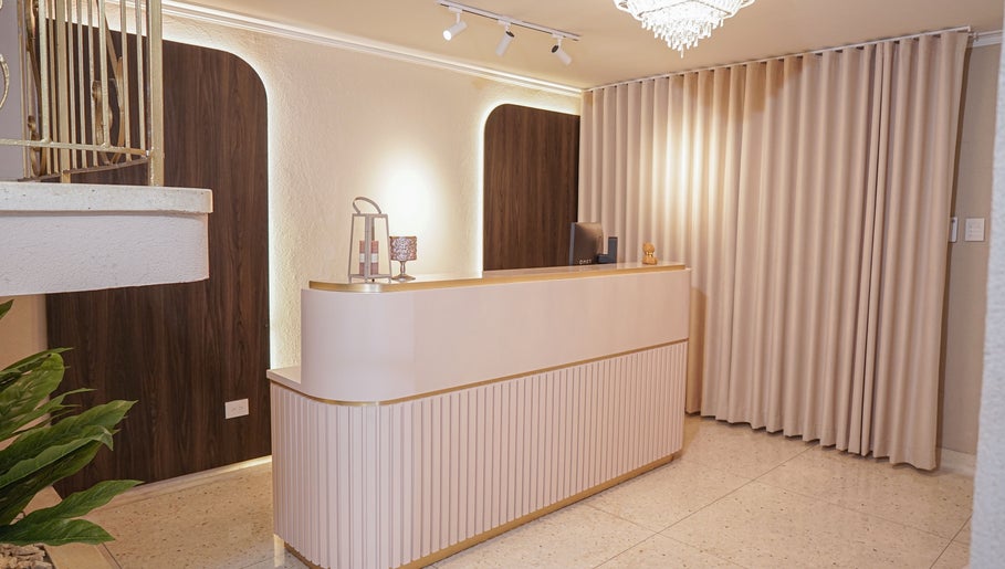 Recepción moderna de Fiore studio en Barranquilla, Atlántico, CO, con diseño elegante y tonos cálidos.