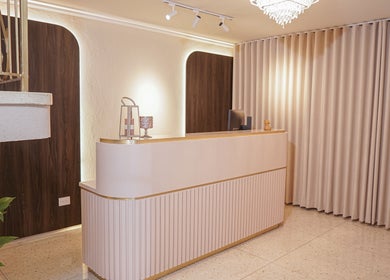 Recepción moderna de Fiore studio en Barranquilla, Atlántico, CO, con diseño elegante y tonos cálidos.