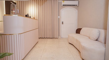 Recepción elegante en Fiore studio, Barranquilla, Atlántico, CO. Espacio acogedor con sofá y mostrador moderno.