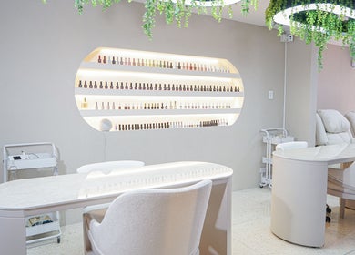 Interior sofisticado de Fiore studio en Barranquilla, Atlántico, CO con sillas y esmaltes de uñas.
