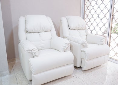 Sillas reclinables blancas en Fiore Studio, Barranquilla, Atlántico, CO, ideales para tratamientos de belleza.
