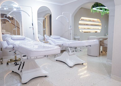 Interior elegante de Fiore studio en Barranquilla, Atlántico, CO para tratamientos de belleza.