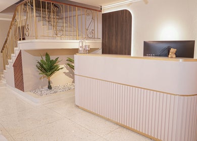 Recepción elegante en Fiore studio, Barranquilla, Atlántico, CO, con diseño moderno y plantas decorativas.