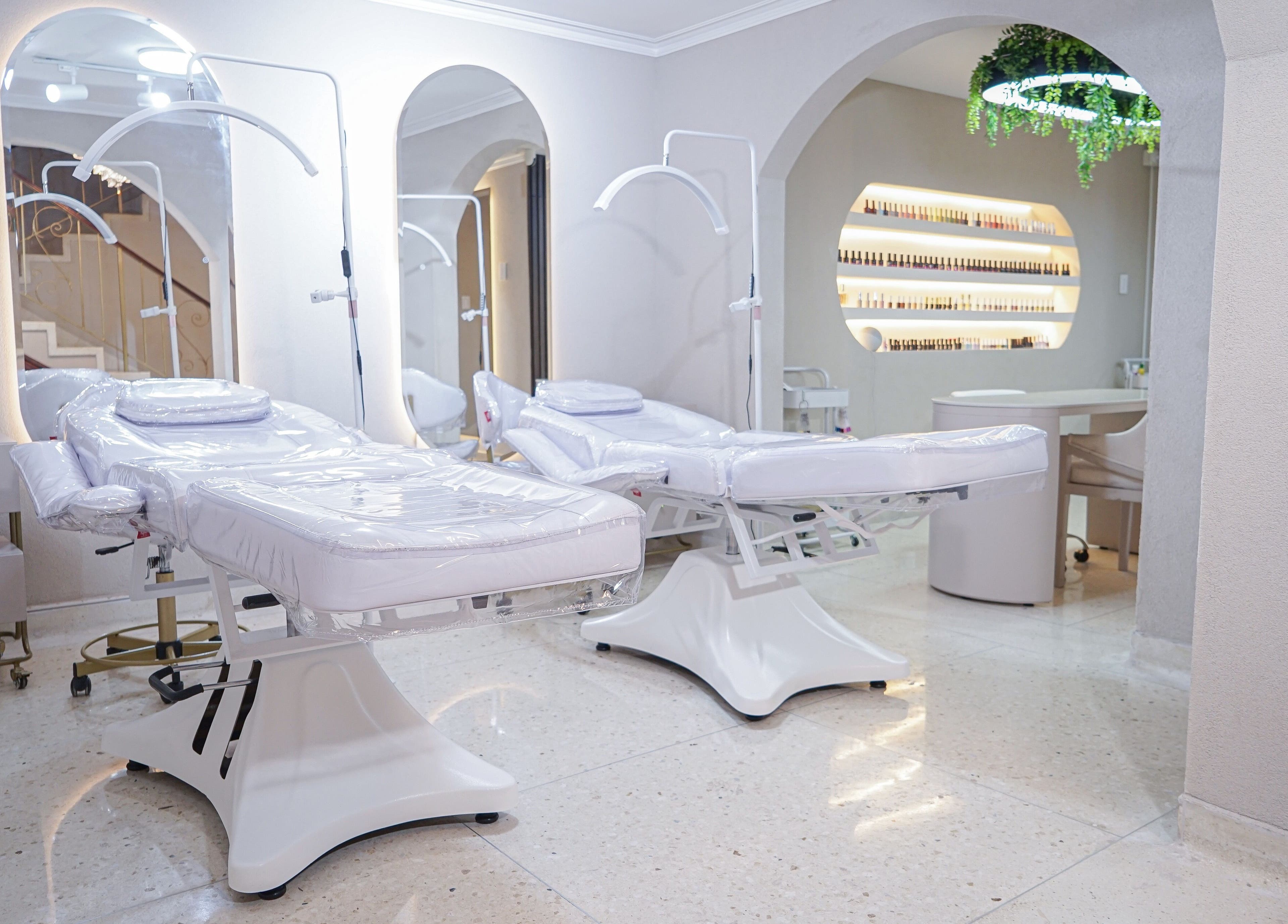 Sala de tratamientos en Fiore Studio, Barranquilla, Atlántico, CO, con camillas blancas y ambiente acogedor.