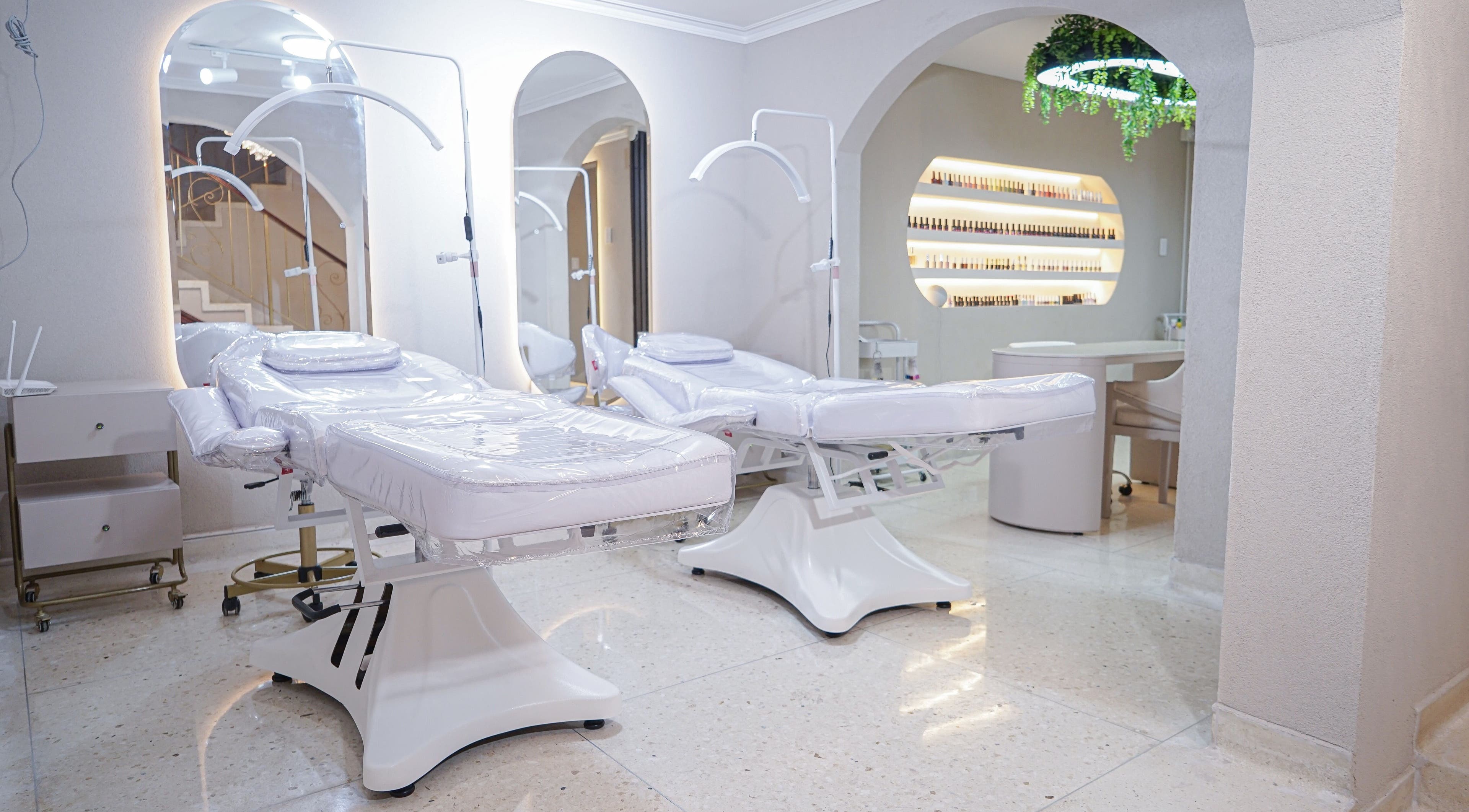 Sala de tratamientos en Fiore Studio, Barranquilla, Atlántico, CO, con camillas blancas y ambiente acogedor.