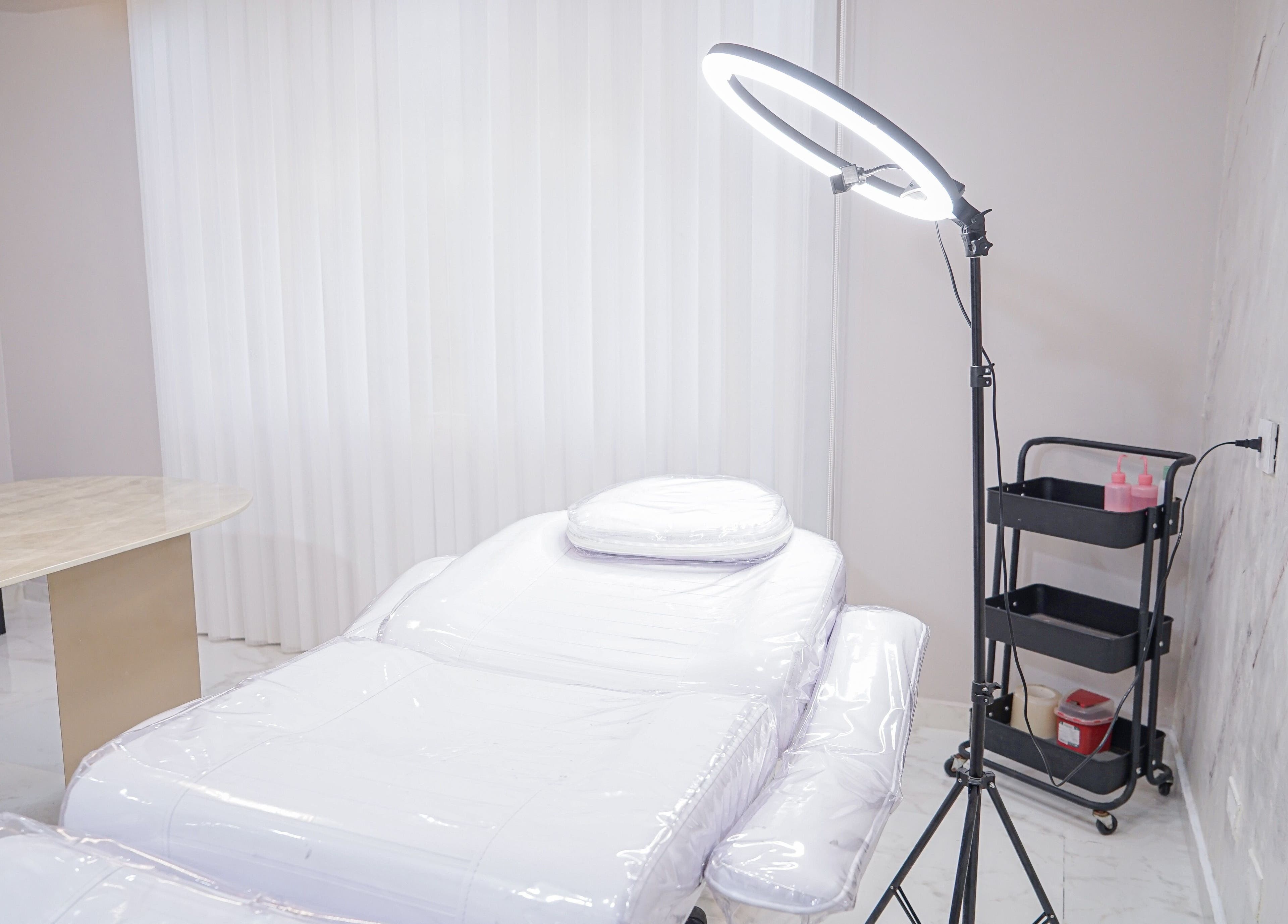 Sala de tratamientos de Fiore Studio en Barranquilla, Atlántico, CO, con camilla y luz profesional.