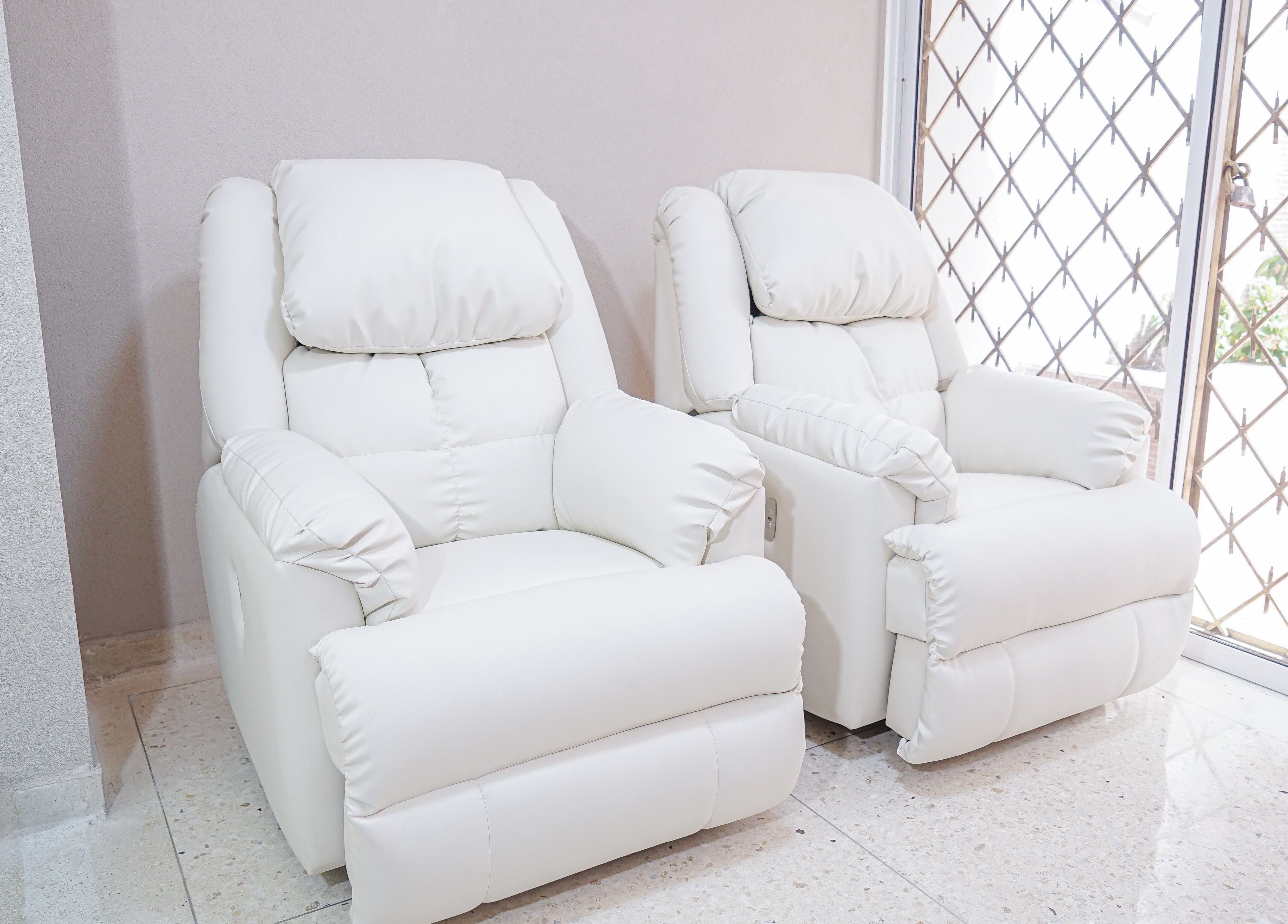 Sillones blancos en Fiore Studio, Barranquilla, Atlántico, CO, brindan comodidad y elegancia a la experiencia de bienestar.