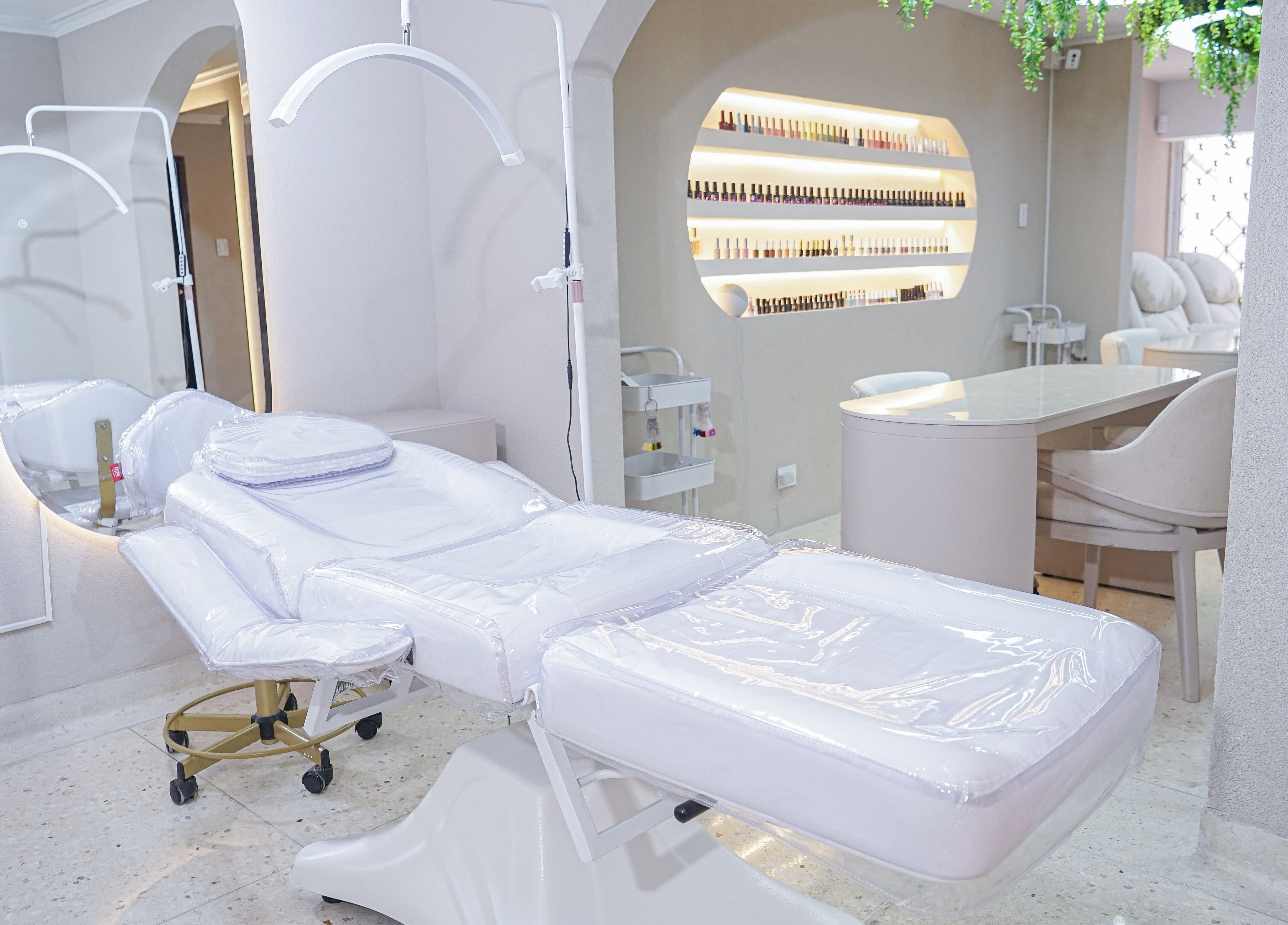 Sala de tratamiento en Fiore Studio, Barranquilla, Atlántico, CO, con camilla y decoración moderna.