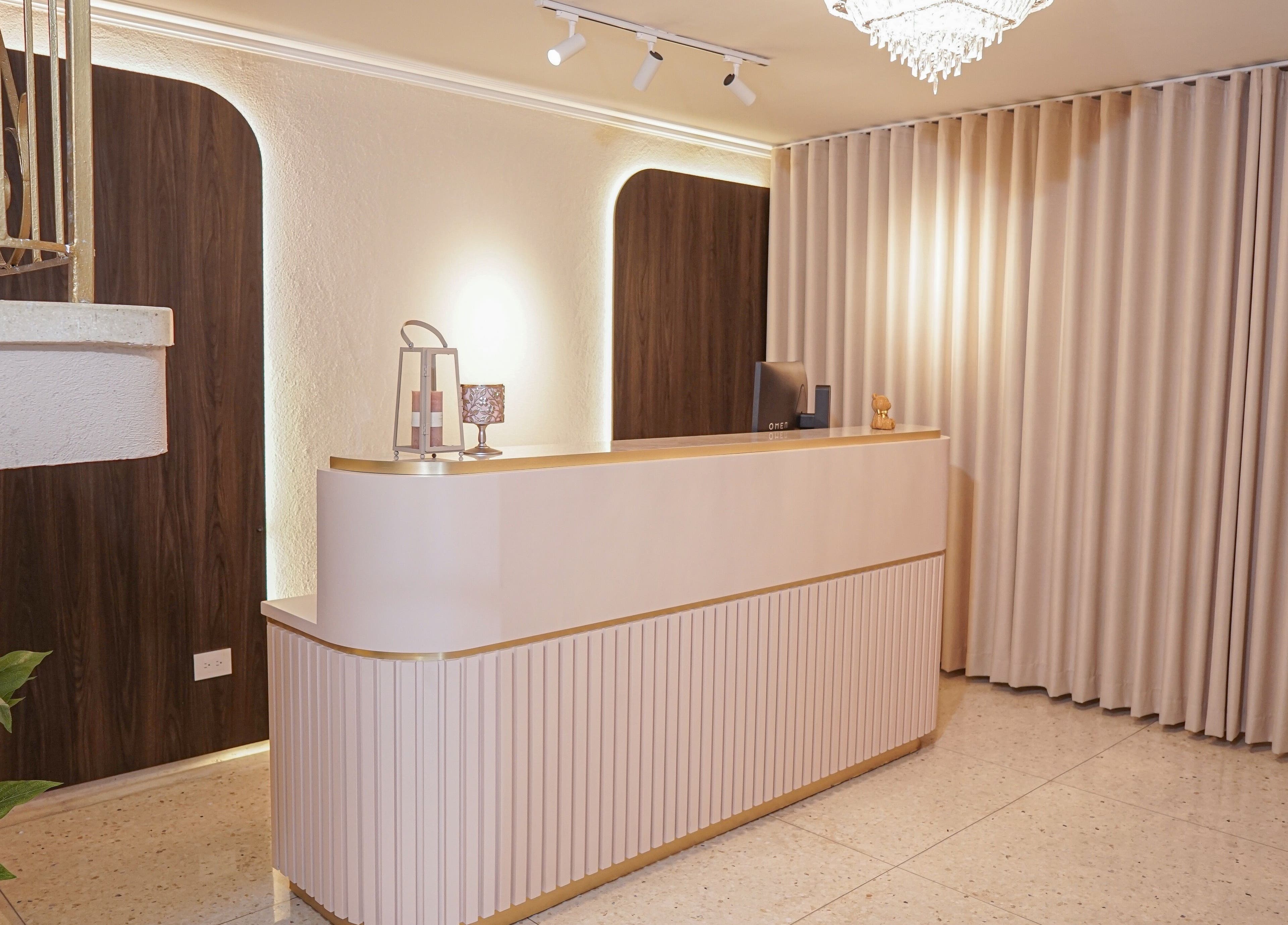 Área de recepción elegante en Fiore Studio, Barranquilla, Atlántico, CO, con iluminación suave y decoraciones modernas.