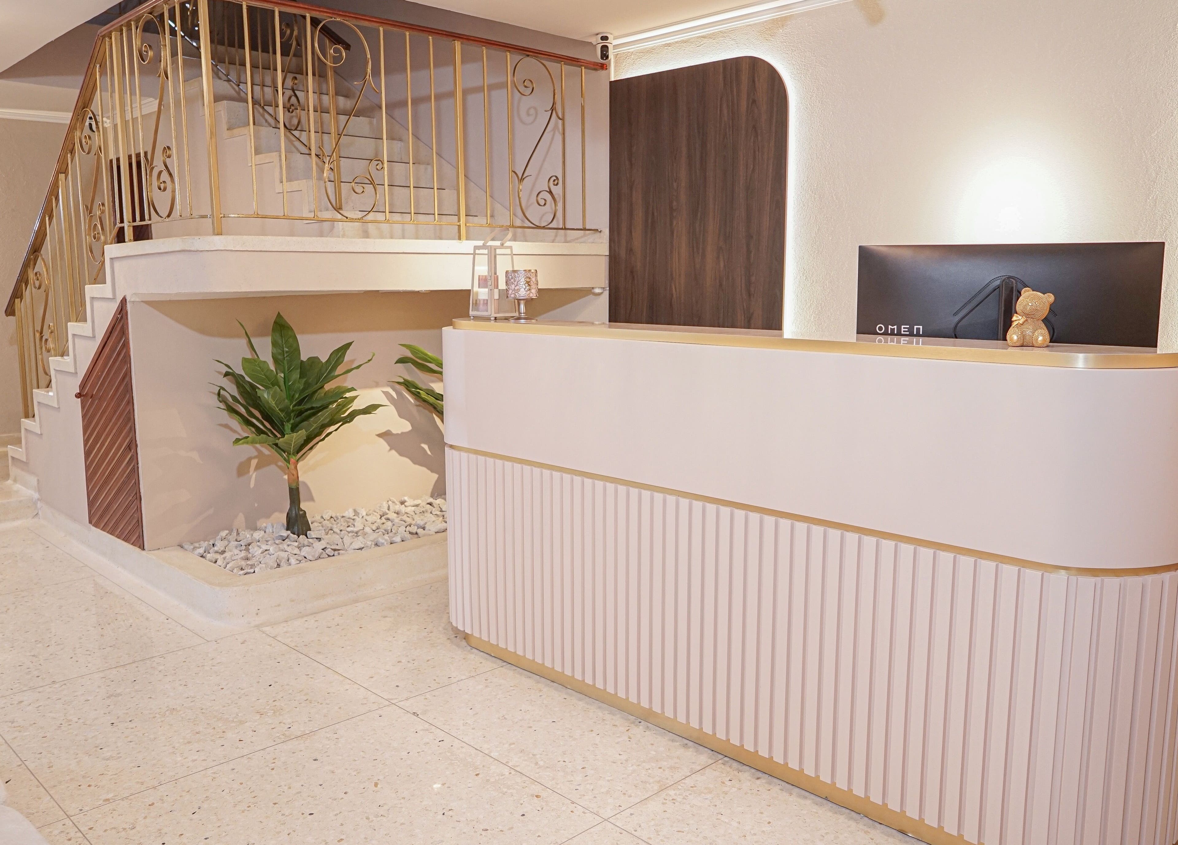 Recepción moderna de Fiore Studio en Barranquilla, Atlántico, CO, con escalera y decoración sofisticada.