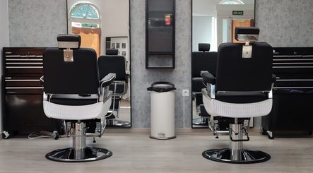 Sillas de barbería modernas en Yutori Barberia, A Coruña, ES, reflejando estilo y confort.