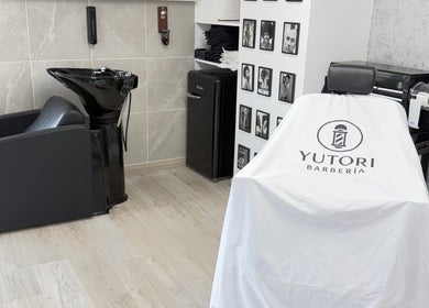 Silla y lavacabezas en Yutori Barberia, A Coruña, ES. Diseño moderno y elegante.