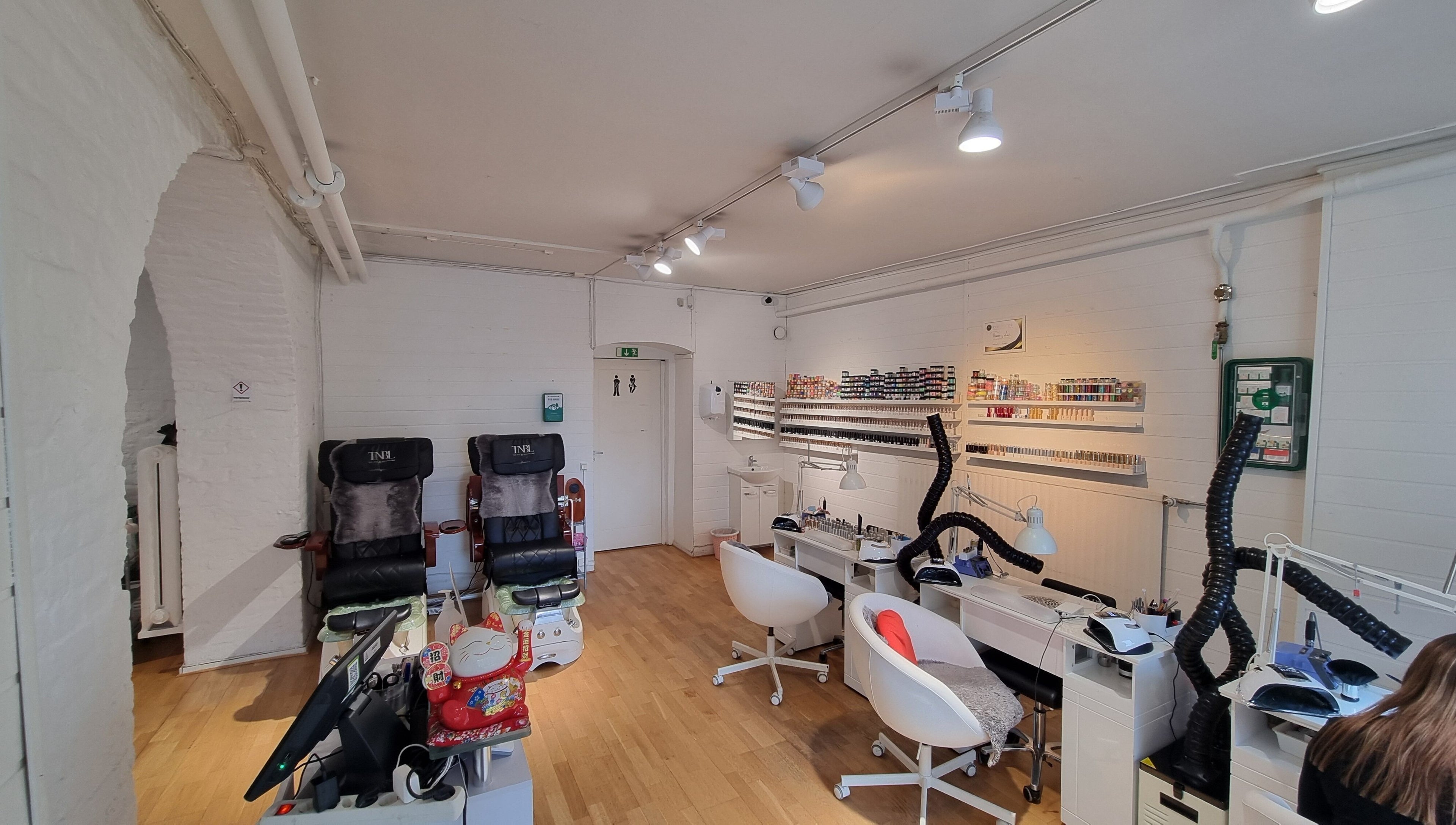 Välutrustad nagelsalong på Heaven Nails Göteborg, Västra Götalands Län, SE med moderna sittplatser och nagellacksdisplay.