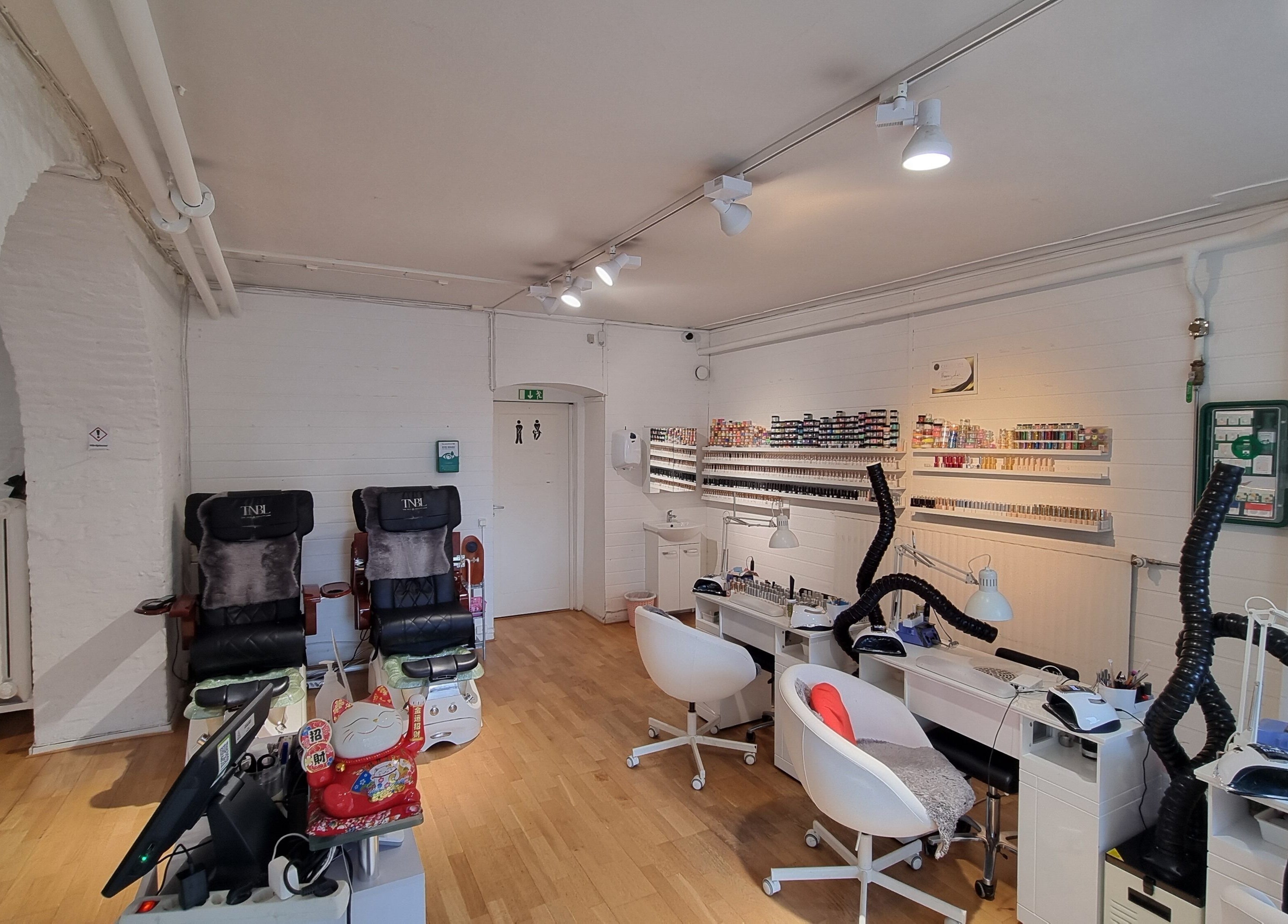 Välutrustad nagelsalong på Heaven Nails Göteborg, Västra Götalands Län, SE med moderna sittplatser och nagellacksdisplay.