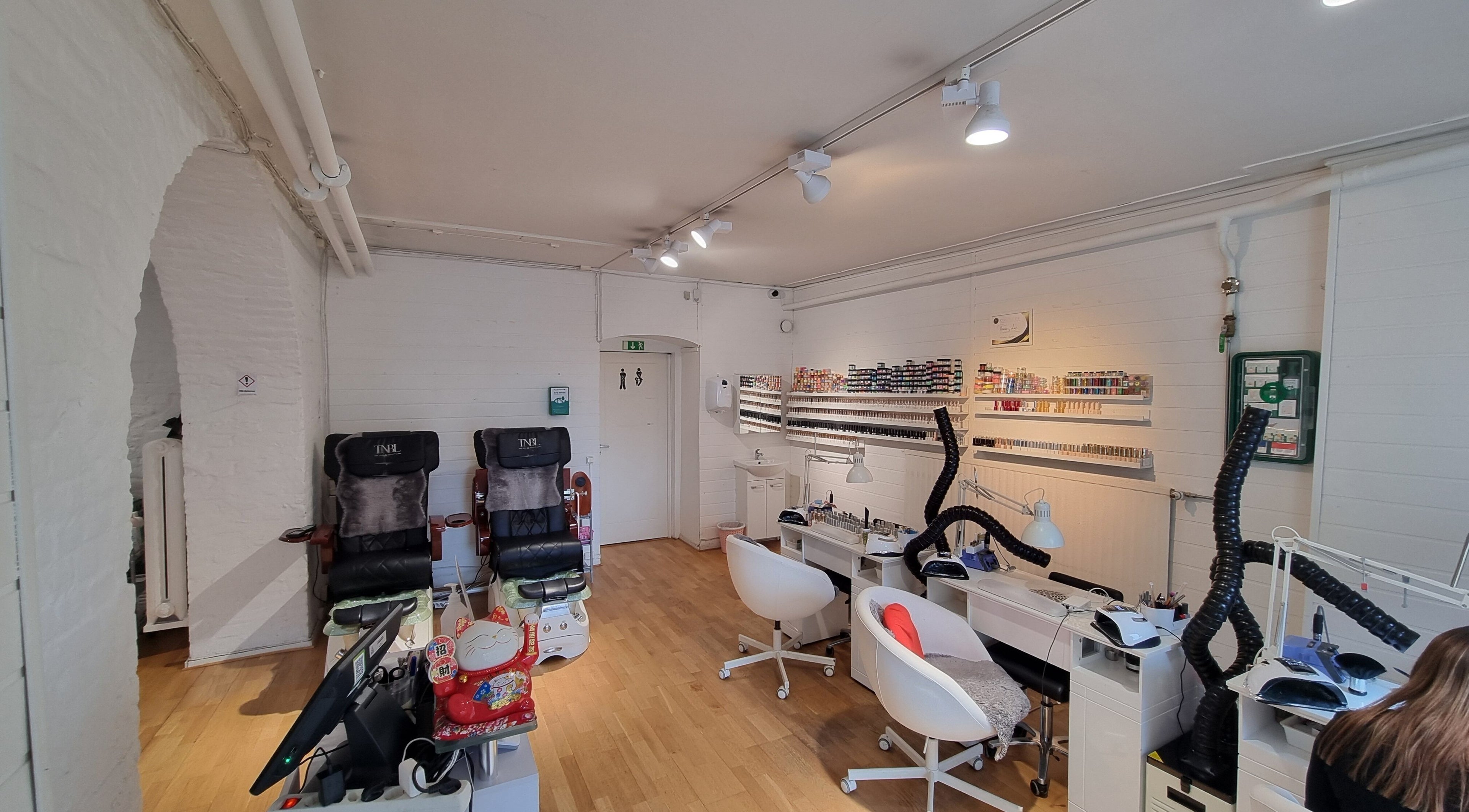 Välutrustad nagelsalong på Heaven Nails Göteborg, Västra Götalands Län, SE med moderna sittplatser och nagellacksdisplay.