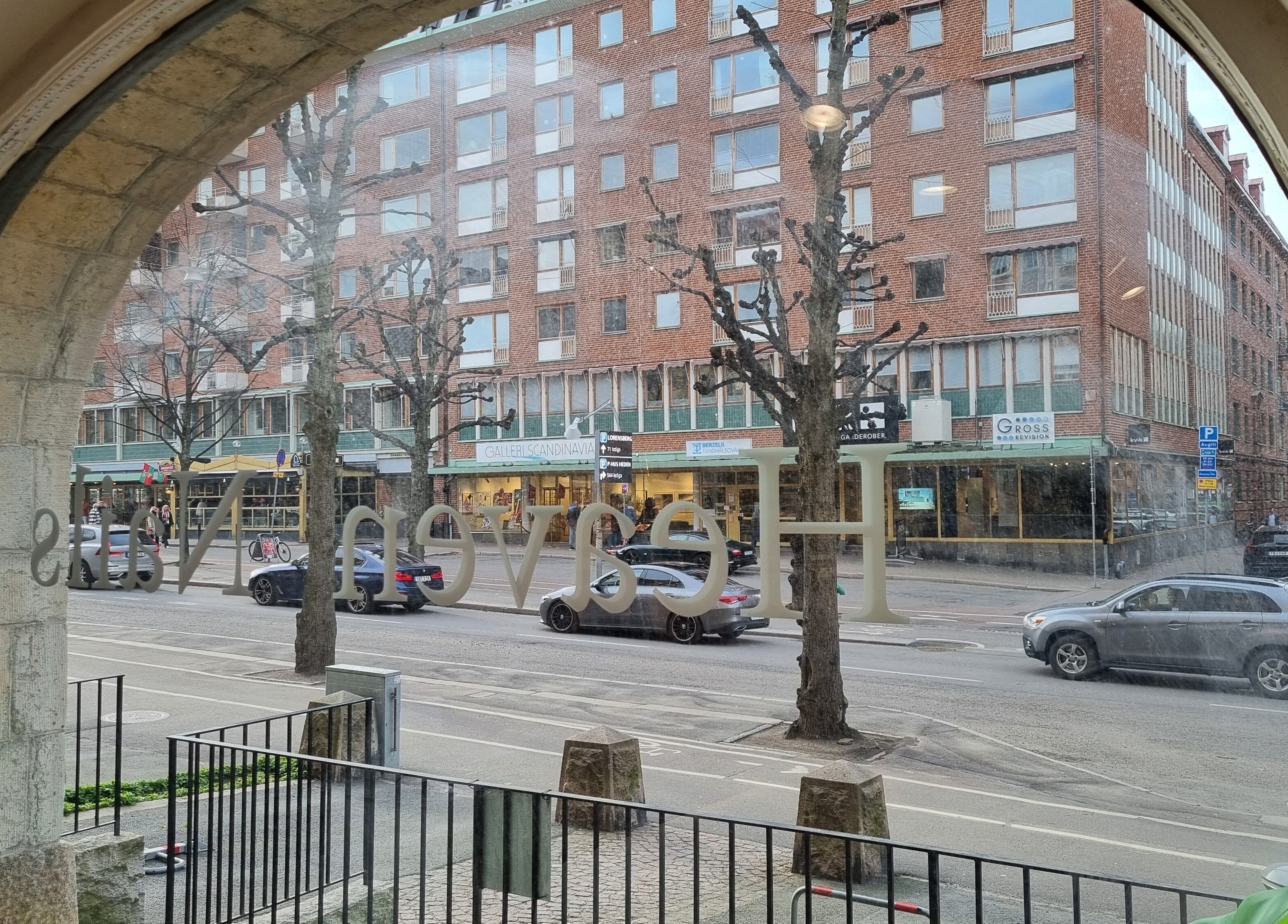 Utsikt från Heaven Nails Göteborg på livlig gata i Göteborg, Västra Götalands Län, SE.