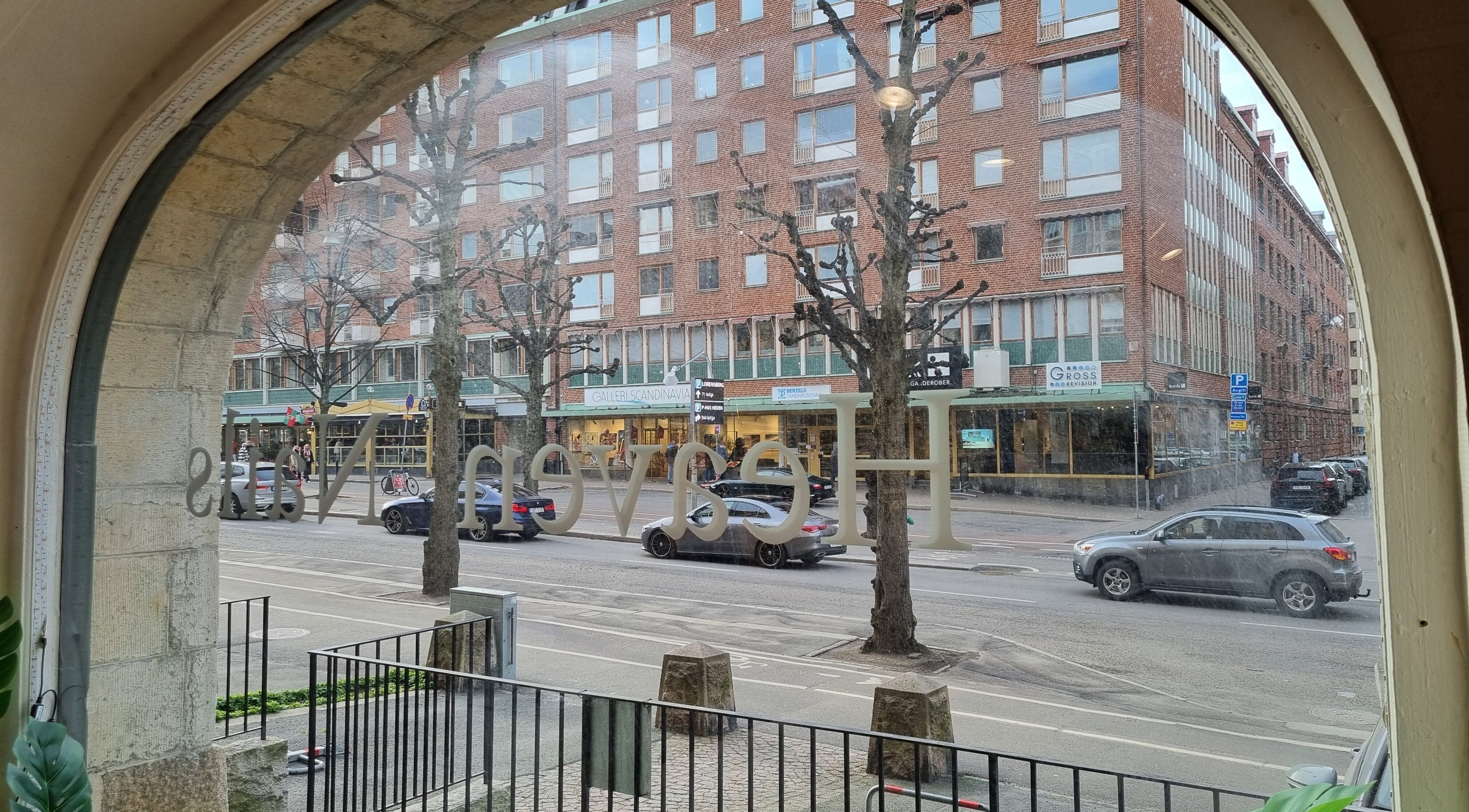 Utsikt från Heaven Nails Göteborg på livlig gata i Göteborg, Västra Götalands Län, SE.