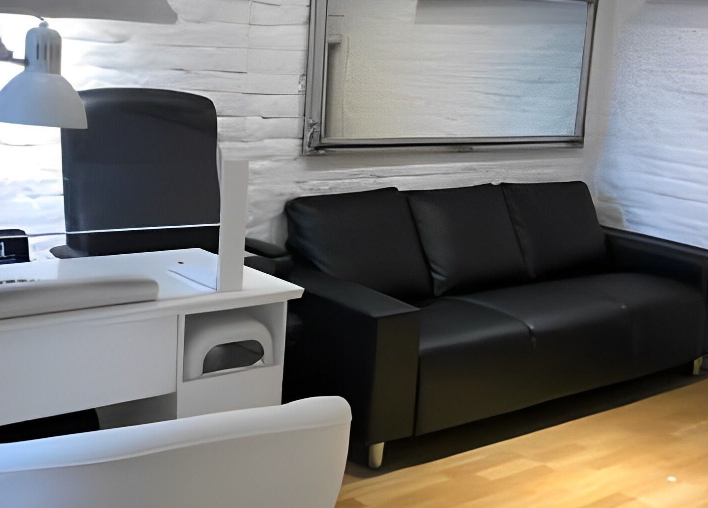 Stilren lounge på Heaven Nails Göteborg, Västra Götalands Län, SE med soffa och manikyrbord.