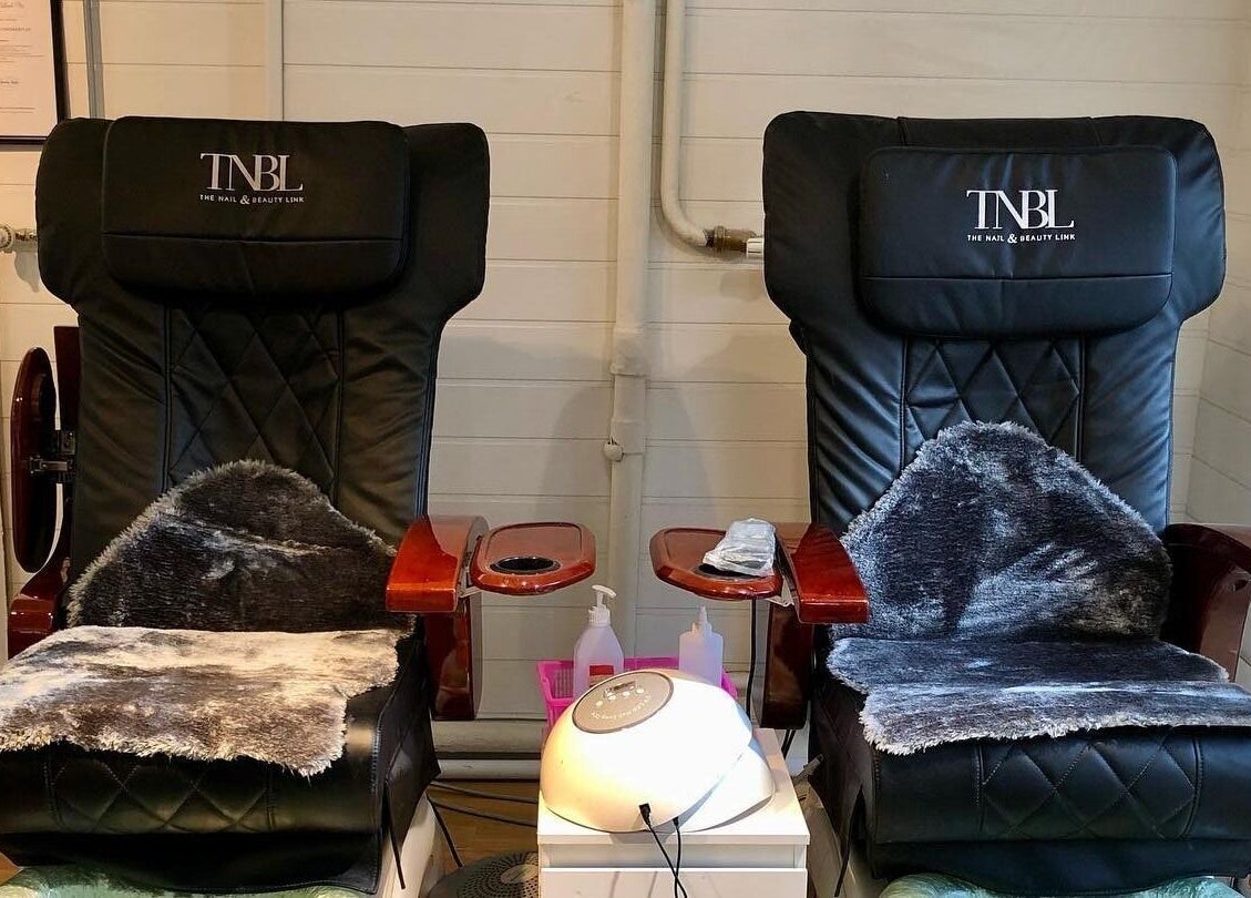 Lyxiga pedikyrstolar på Heaven Nails Göteborg, Göteborg, Västra Götalands Län, SE. Perfekt för avslappning.